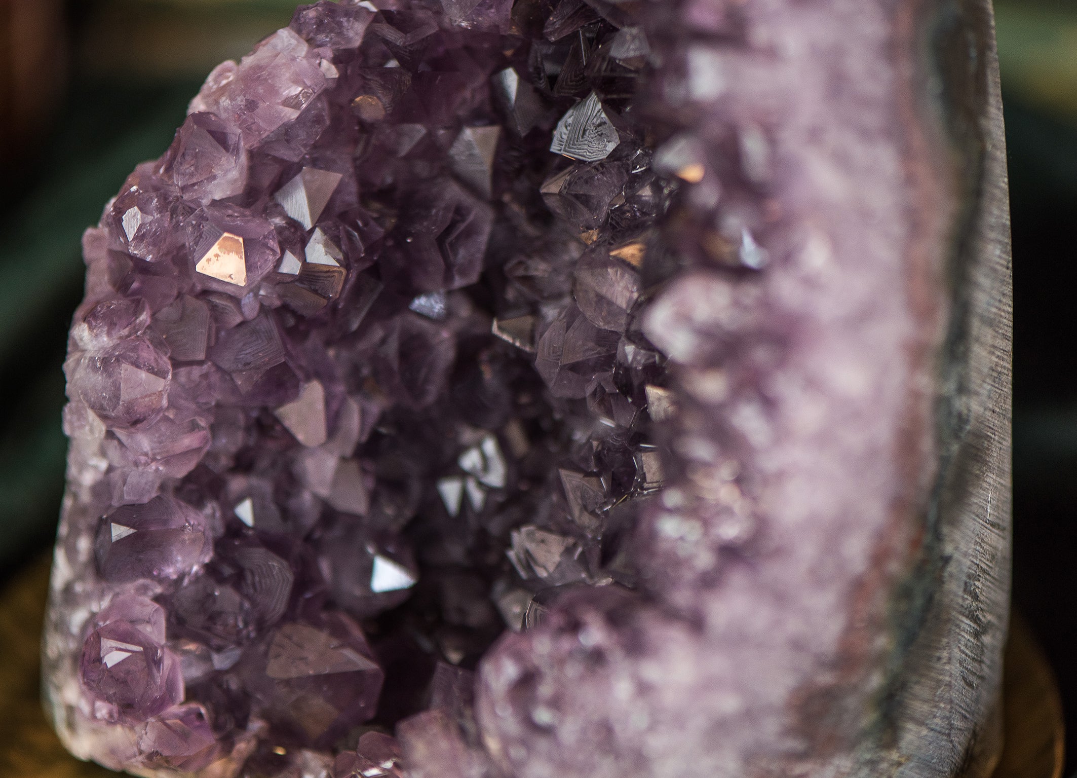 Amethyst-Druse ✧ Heilstein für Schutz, Schlaf & Seelenfrieden