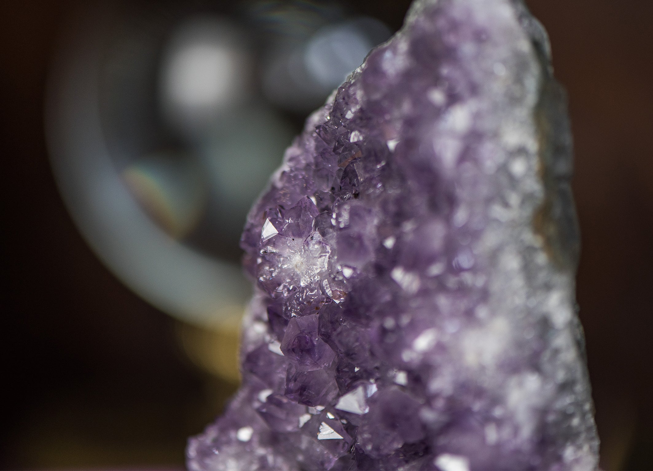 Amethyst-Druse ✧ Heilstein für Schutz, Schlaf & Seelenfrieden