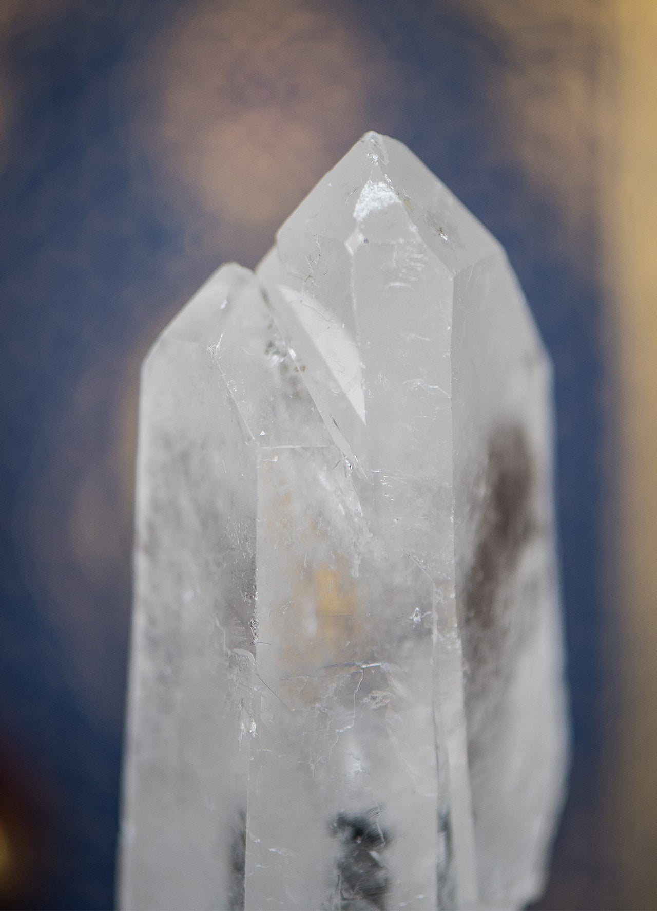 Bergkristall auf schwarzem Ständer ✧ Klarheit & reine Energie