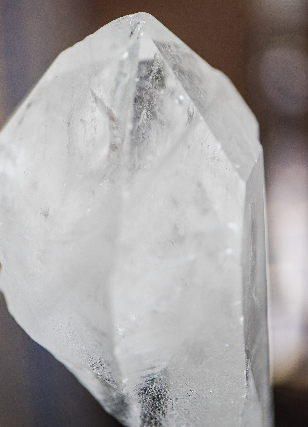 Bergkristall auf schwarzem Ständer ✧ Klarheit & reine Energie