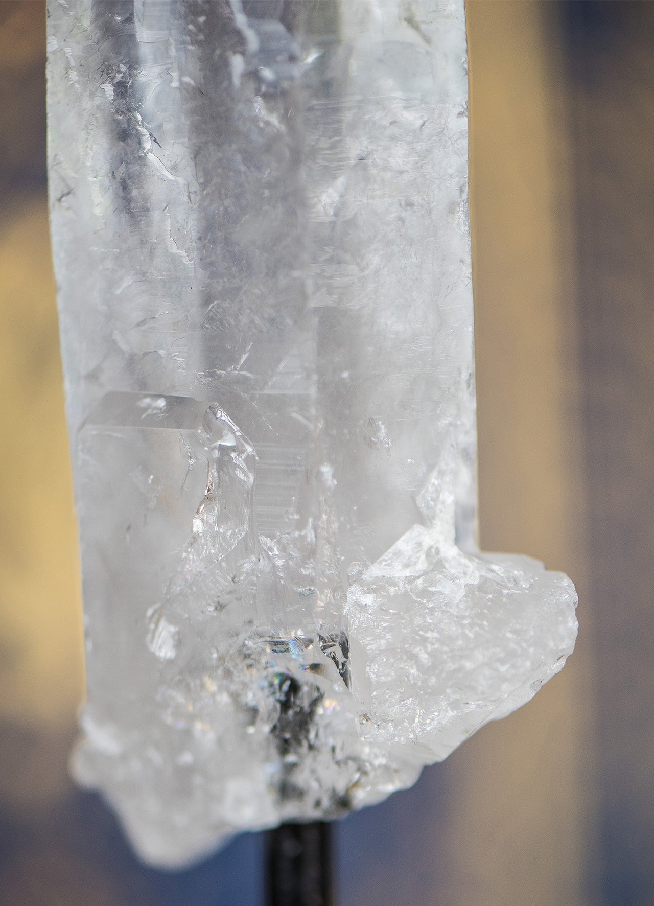 Bergkristall auf schwarzem Ständer ✧ Klarheit & reine Energie