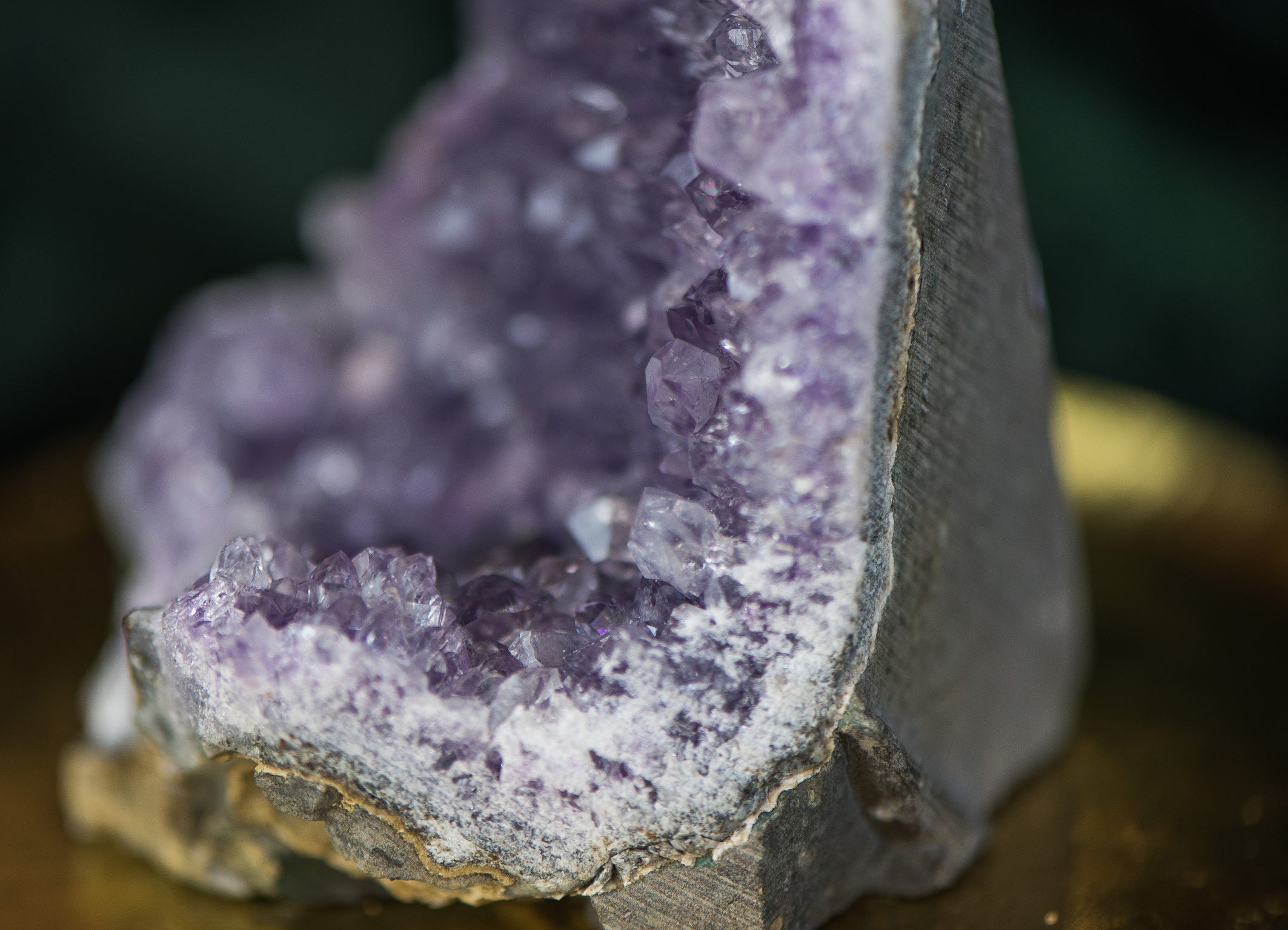 Amethyst-Druse ✧ Heilstein für Schutz, Schlaf & Seelenfrieden