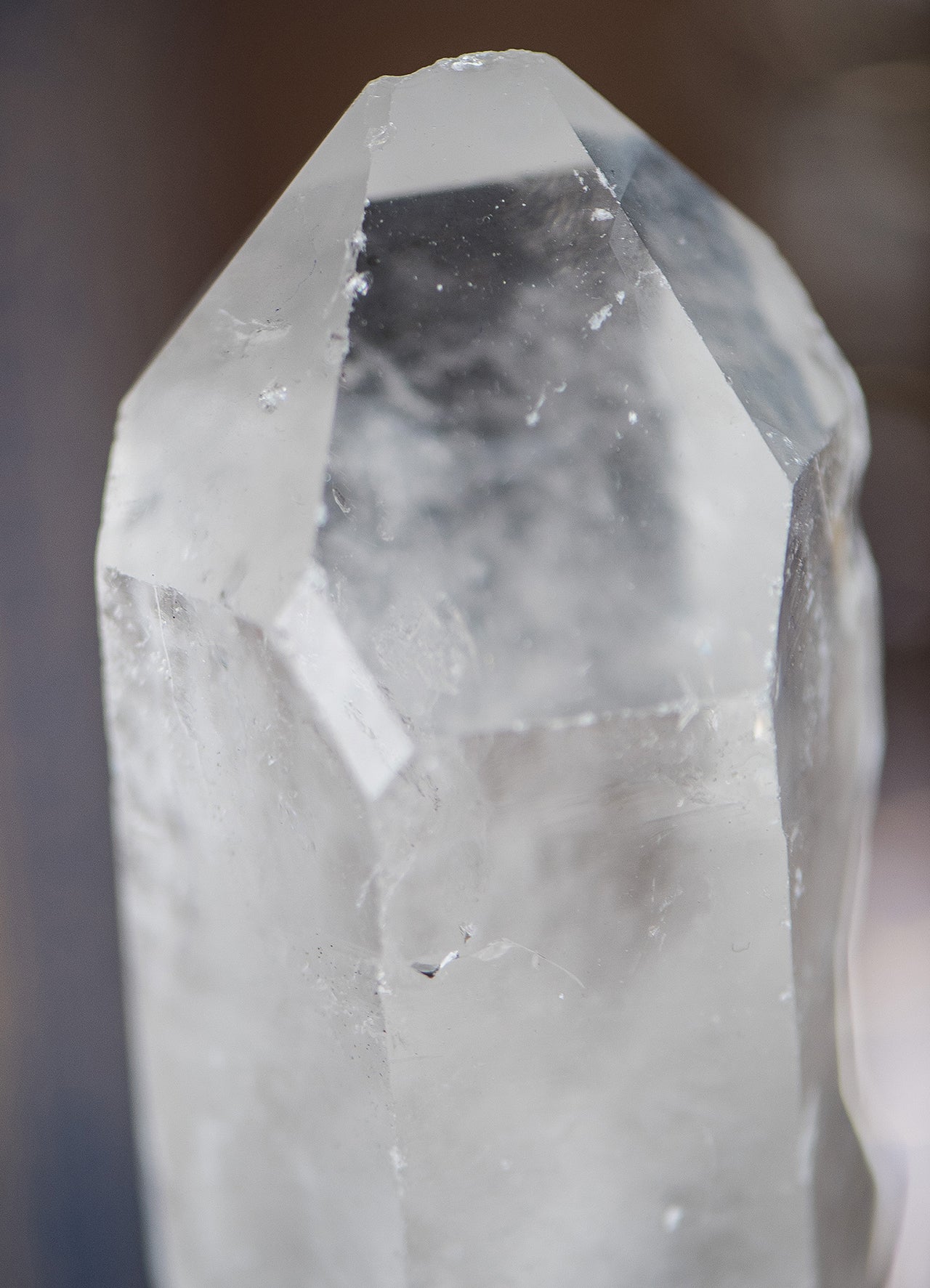 Bergkristall auf schwarzem Ständer ✧ Klarheit & reine Energie