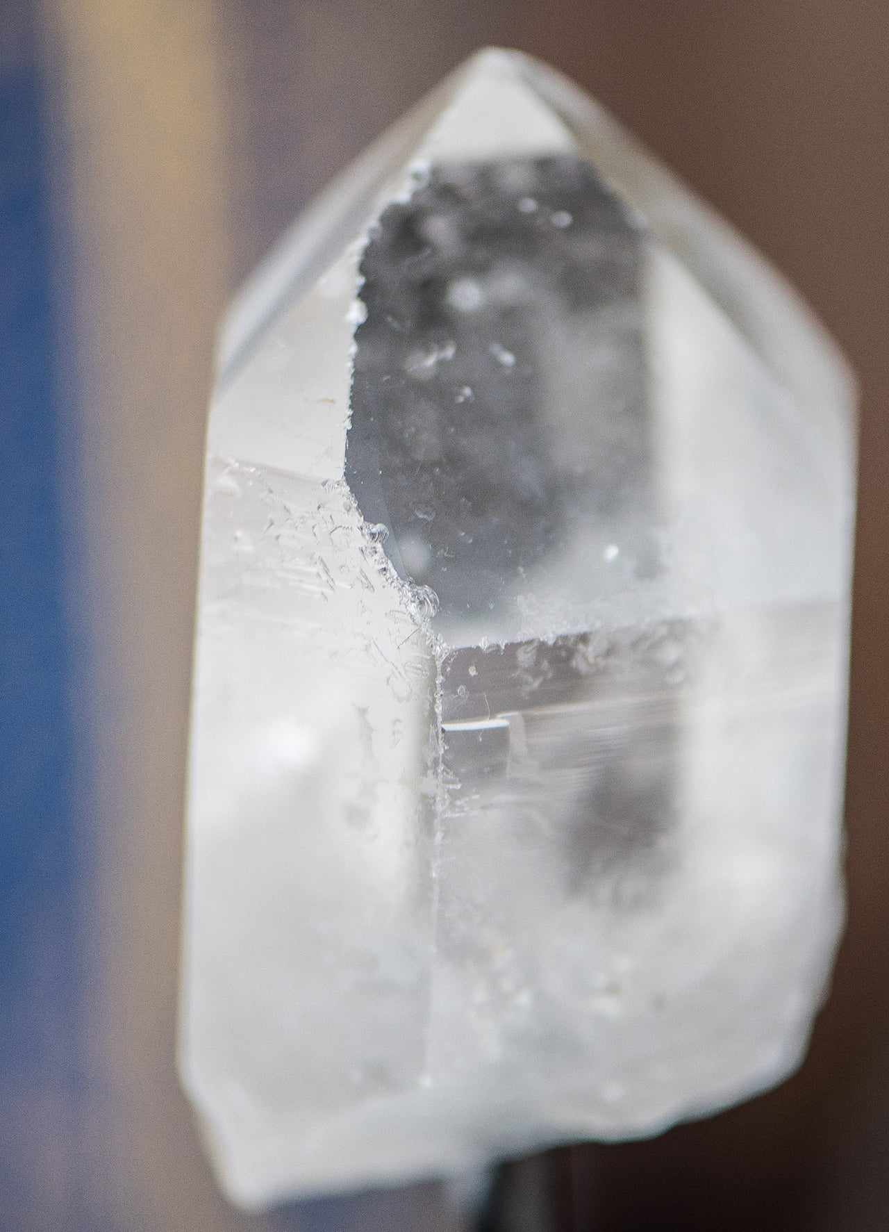 Bergkristall auf schwarzem Ständer ✧ Klarheit & reine Energie