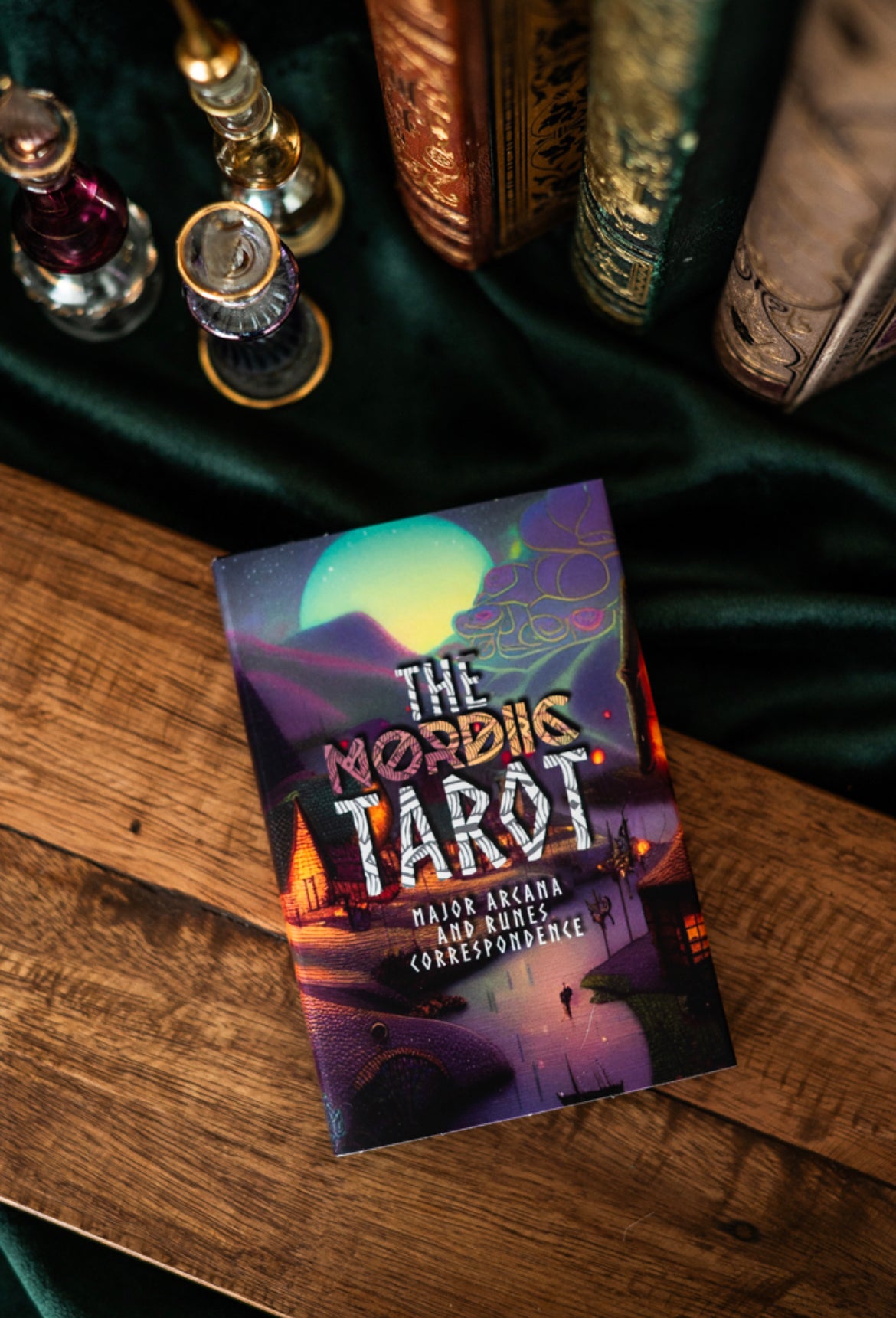• Runen Tarot Karten
• Nordische Weisheit Tarot Deck
• Wikinger Führung Orakel
• Uralte Runen Symbole
• Nordische Mythologie Tarot