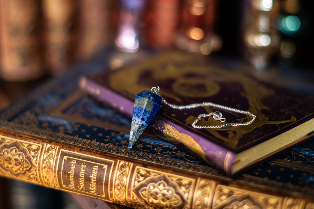 Lapislazuli Pendel
• Alte Weisheit Wahrsagerwerkzeug
• Wahrheitsuchender Kristall
• Königsblaues spirituelles Pendel
• Weisheits- und Wahrheitsführung