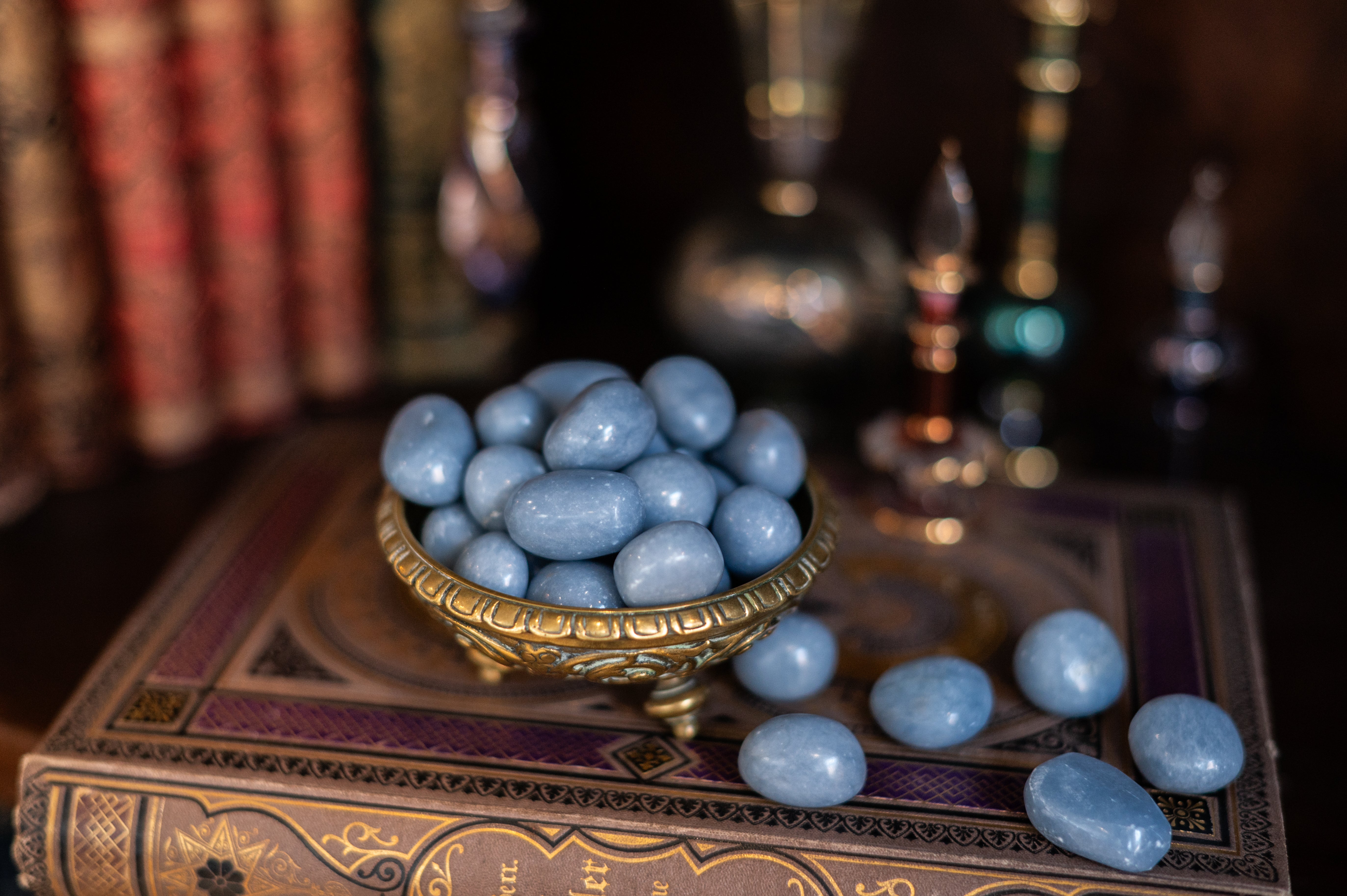 Blauer Angelit Trommelstein – polierter Engelstein für spirituelle Verbindung, inneren Frieden und göttlichen Schutz 
Angelit Trommelstein Kristall
• Engel-Verbindungsstein
• Blauer herzförmiger Kristall
• Spiritueller Führungsstein
• Göttliche Liebe Heilkristall