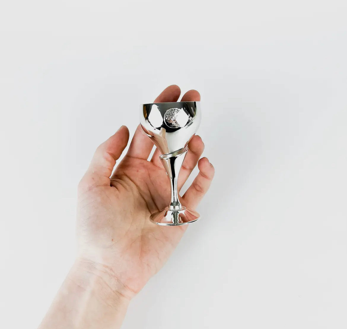 Versilberter kelch lebensbaum
• Silber lebensbaum kelch
• Heiliger ritualbecher
• Zeremonieller kelch
• Spirituelles altargefäß