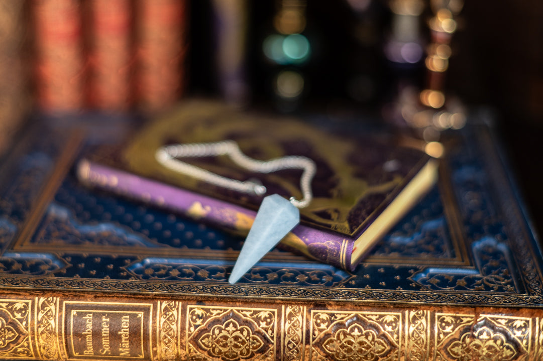Angelit Pendel
• Engelkommunikationswerkzeug
• Göttliche Führung Pendel
• Himmlisches blaues Pendel
• Engelreich Verbindungskristall