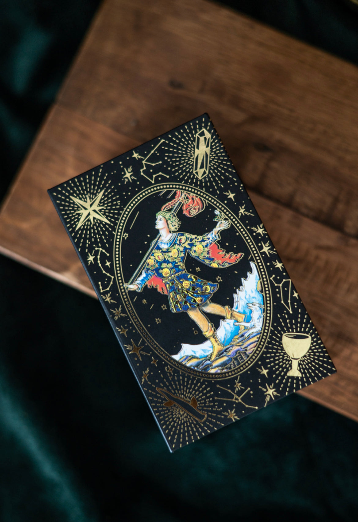 Rider-Waite Tarot Goldfolie
• Klassische Tarot Karten
• Traditionelles Tarot Deck
• Goldfolie Tarot Karten
• Professionelles Tarot Deck