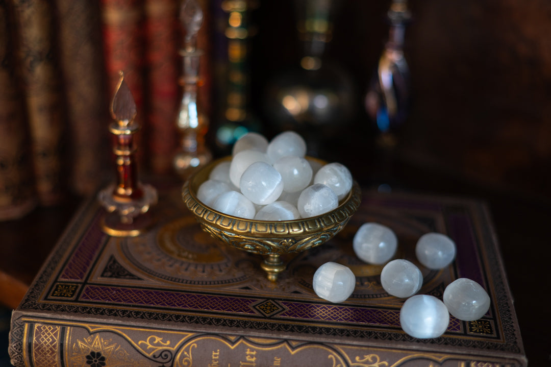• Selenit Trommelstein
• Energie-reinigender Kristall
• Kristall für spirituelle Klarheit
• Weißer, durchscheinender Stein
• Meditationsunterstützung Stein