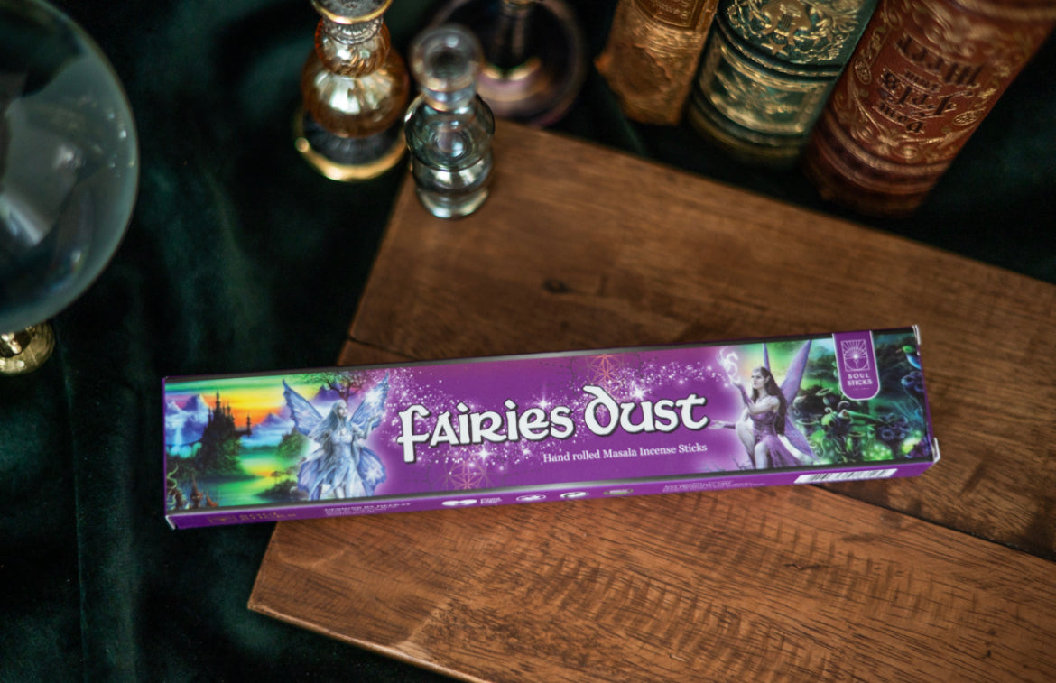 Feenstaub Räucherstäbchen
Fairydust Räucherstäbchen
• Magie Manifestation Räucherwerk
• Feenreich Duft
• Verzauberte Träume Räucherwerk
• Mystische Transformation Stäbe