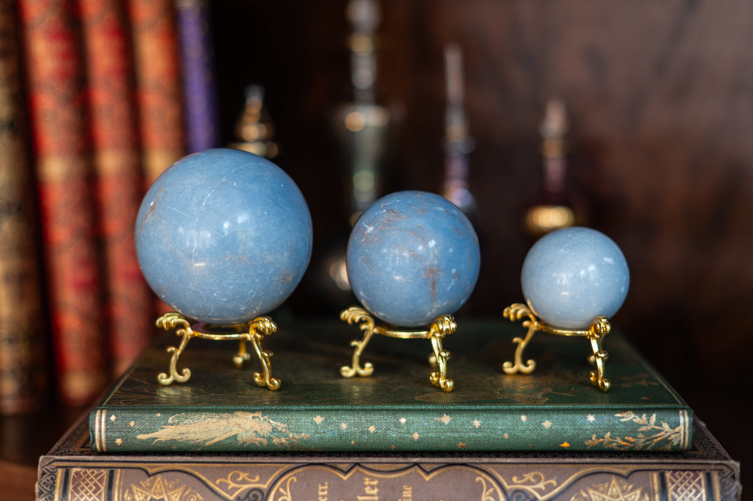 Angelit Kugel Kristall
• Engel-Verbindungsstein
• Blauer herzförmiger Kristall
• Spiritueller Führungsstein
• Göttliche Liebe Heilkristall
Polierte Angelit-Kugel – blauer Engelstein für spirituelle Verbindung, inneren Frieden und harmonische Energie im Raum.