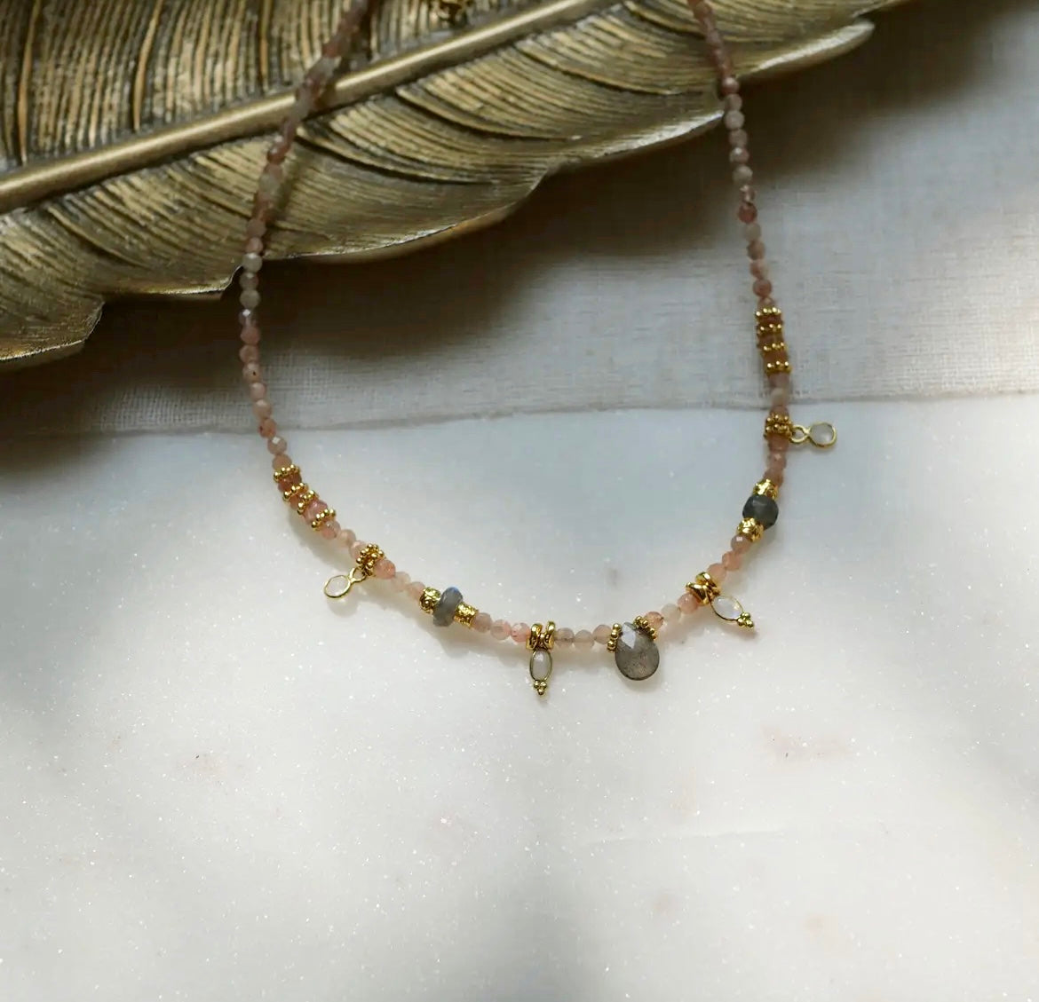 Sonnenstein & Labradorit Choker ✧ Licht, Schutz & innere Stärke
