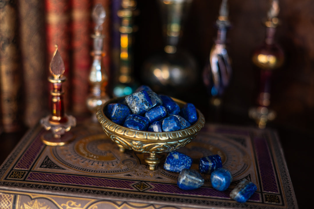 Lapislazuli Trommelstein
• Kristall für Weisheit & Wahrheit
• Blauer Kommunikationsstein
• Heilstein für das Halschakra
• Mentalklarheit-Kristall