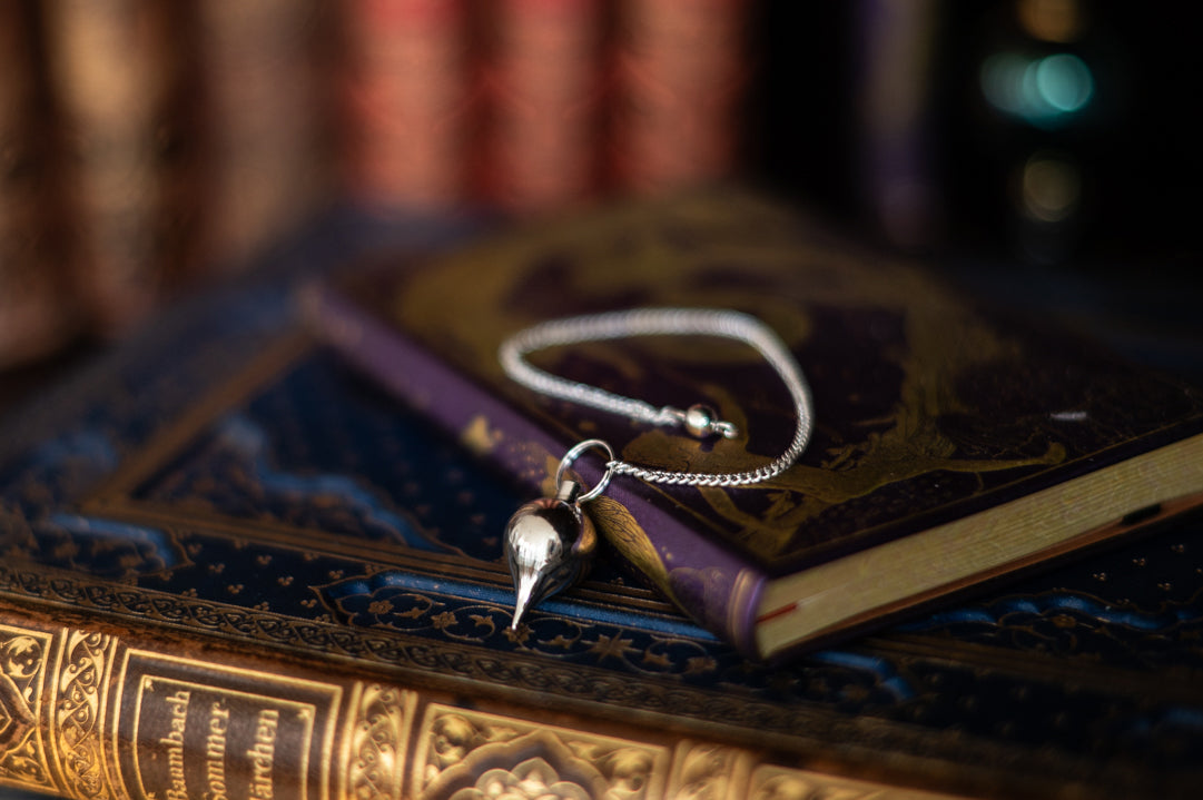 Konisches Pendel versilbert
• Präzisions-Führungswerkzeug
• Fokussierte Energie Pendel
• Professionelles Wahrsagerei Accessoire
• Genaue spirituelle Führung