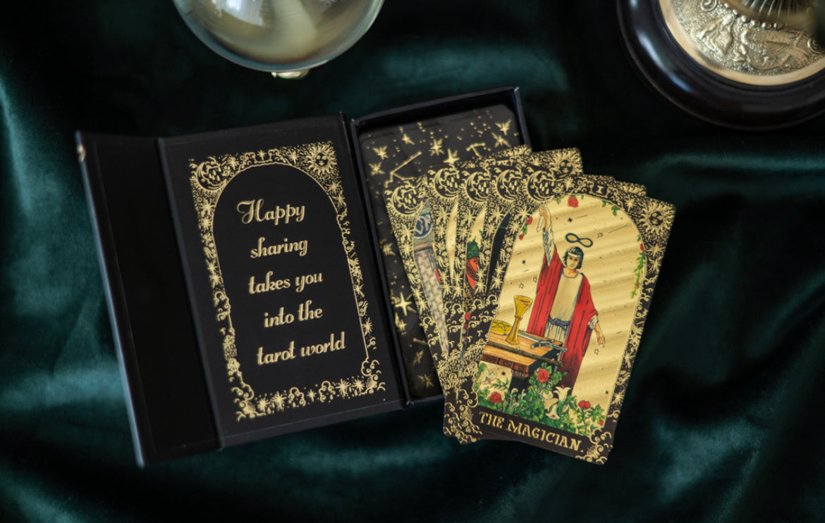 Rider-Waite Tarot Goldfolie
• Klassische Tarot Karten
• Traditionelles Tarot Deck
• Goldfolie Tarot Karten
• Professionelles Tarot Deck