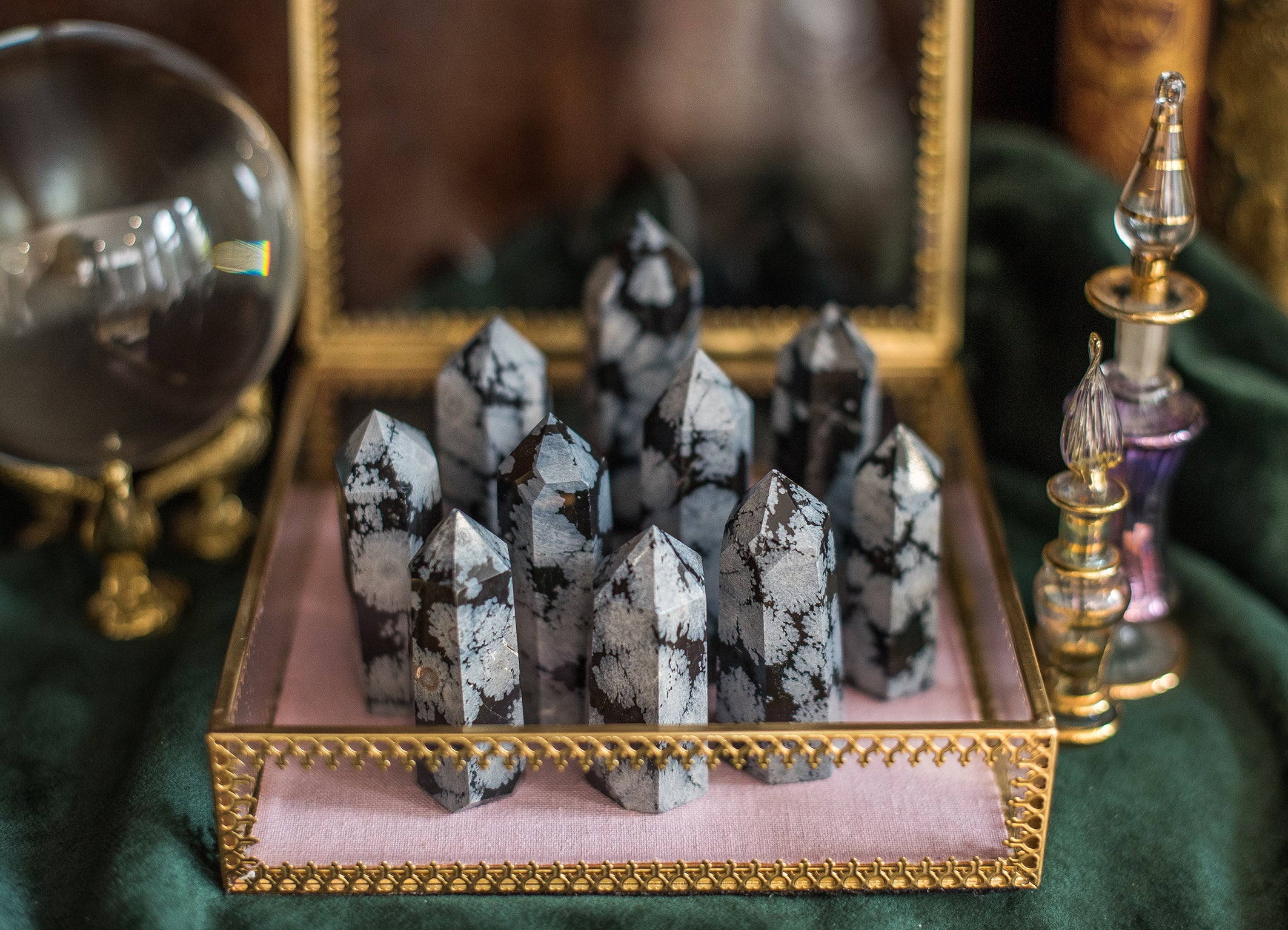 Schneeflocken Obsidian Klein
• Sanfter Schutz Stein
• Ausgewogener Obsidian Kristall
• Weißes Muster Obsidian
• Empathen Schutz Stein
Sanfter Schneeflocken Obsidian Trommelstein – Schutz- und Balance-Stein für sensible Seelen, mit weißen Mustern für emotionale Heilung und Stabilität.