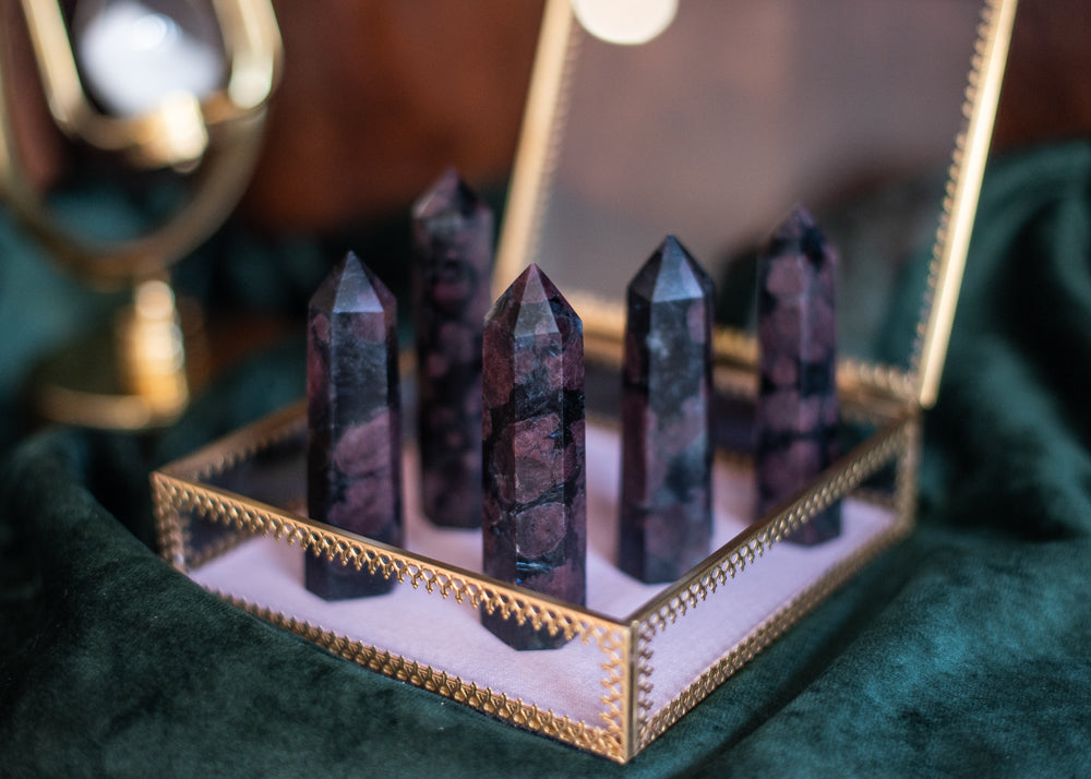• Granat Kristallturm
• Leidenschafts- & Erdungsstein
• Roter Heilstein
• Kreativitäts-Turm
• Vitalitäts-Kristall