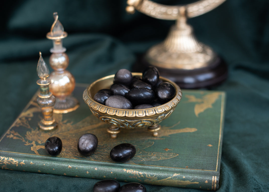 Silber Obsidian Trommelstein
• Psychische Verstärkung Kristall
• Lunarer Schutz Obsidian
• Intuitive Klarheit Stein
• Metallischer Schimmer Obsidian
Silber Obsidian Trommelstein mit silbernem Glanz auf hellem Untergrund. Der mystische Schutzstein reflektiert das Licht leicht metallisch und eignet sich ideal für Intuition, Wahrsagung und spirituelle Rituale