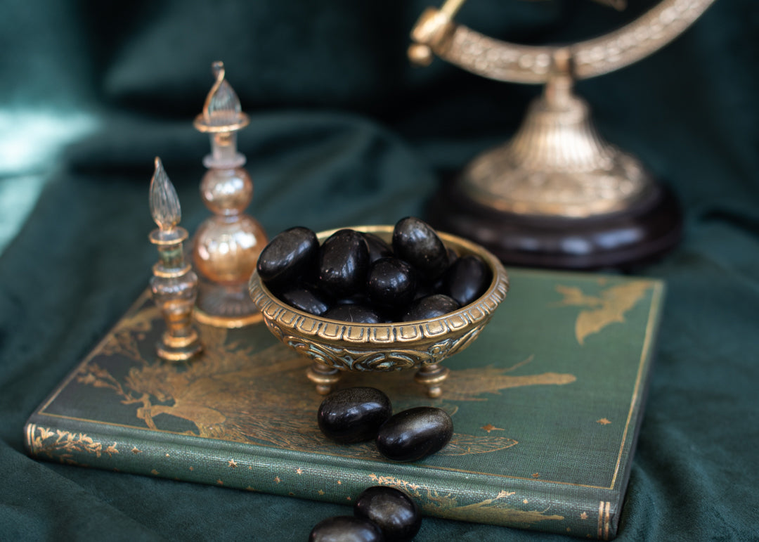 Gold Obsidian Trommelstein
• Schützender Reichtum Kristall
• Goldener Schimmer Obsidian
• Fülle Schutz Stein
• Vulkanglas Gold 
Gold Obsidian Trommelstein mit natürlichem Schimmer – Schutz- und Manifestationsstein zur Abwehr negativer Energie und zur Anziehung von Fülle, Erfolg und innerer Stärke