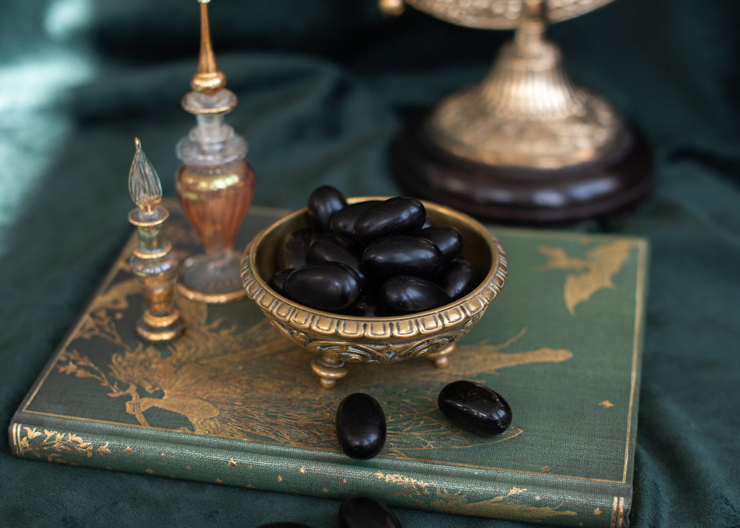 Schwarzer Obsidian Stein
• Psychischer Schutz Kristall
• Wahrheit offenbarender Obsidian
• Schattenarbeit Stein
• Vulkanglas Schwarz
Schwarzer Obsidian Trommelstein – kraftvoller Schutzstein für Schattenarbeit, Wahrheitserkenntnis und energetische Abgrenzung gegen Negativität und Fremdenergien.