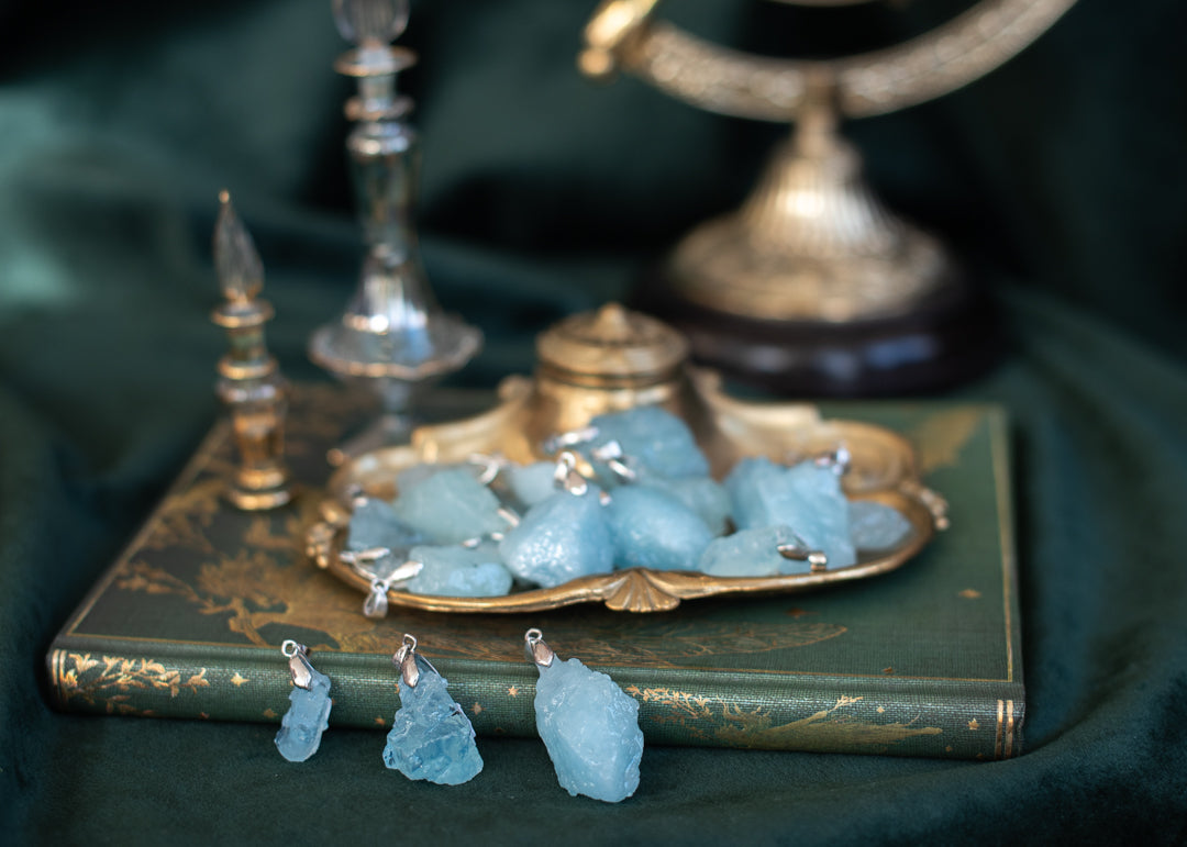 Aquamarin anhänger pendant
• Halschakra heilungs schmuck
• Kommunikations kristall anhänger
• Blaue aquamarin halskette
• Wahrheit sprechender stein schmuck