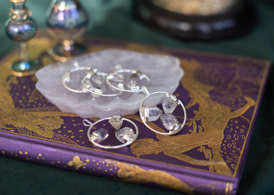 Bergkristall anhänger pendant
• Bergkristall kristall anhänger
• Meisterheiler schmuck
• Energie schutz halskette
• Verstärkender kristall anhänger