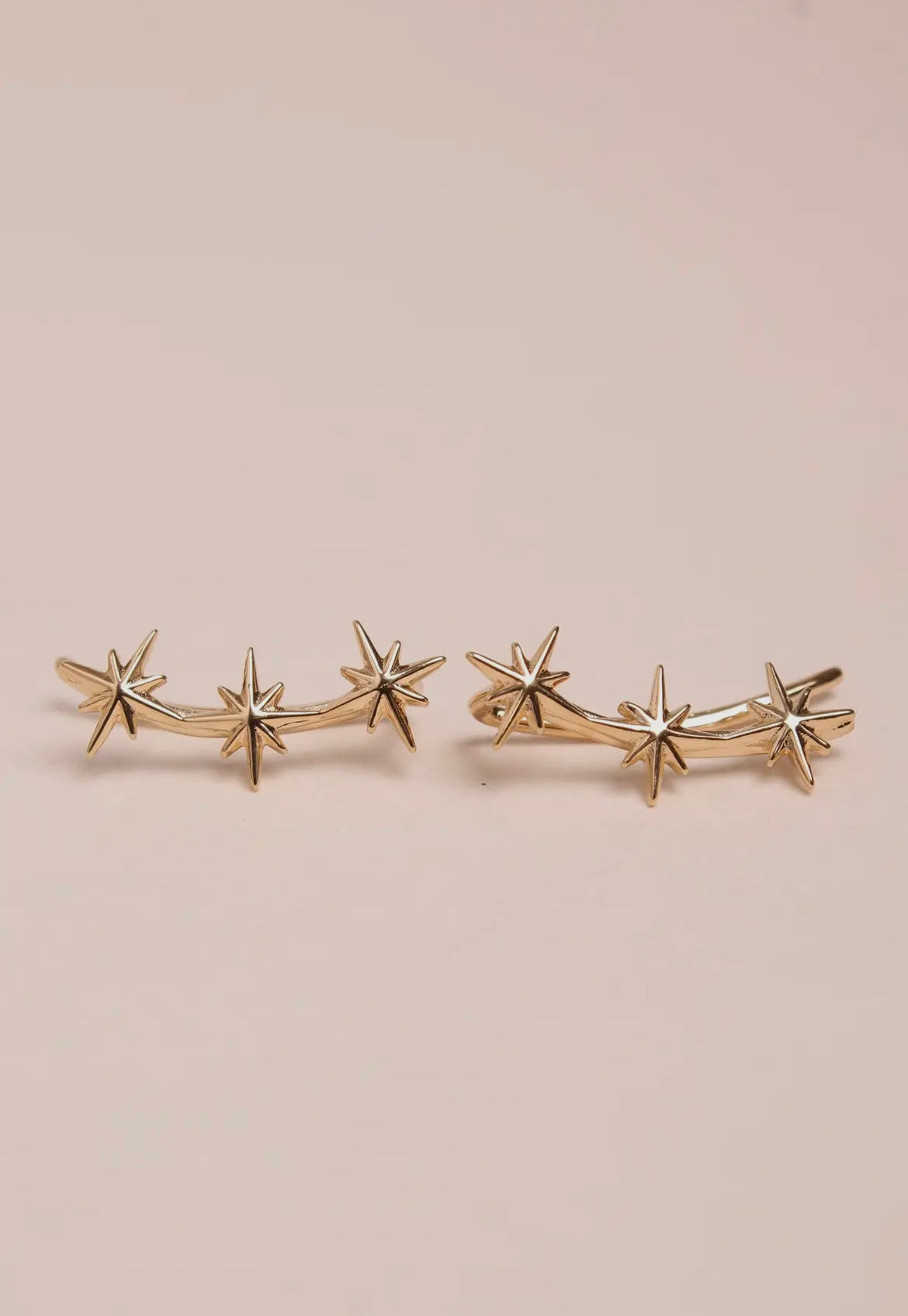 Goldene Ear-Climber mit filigranen Sternen – wie eine funkelnde Sternschnuppe, die dein Ohr entlangzieht.