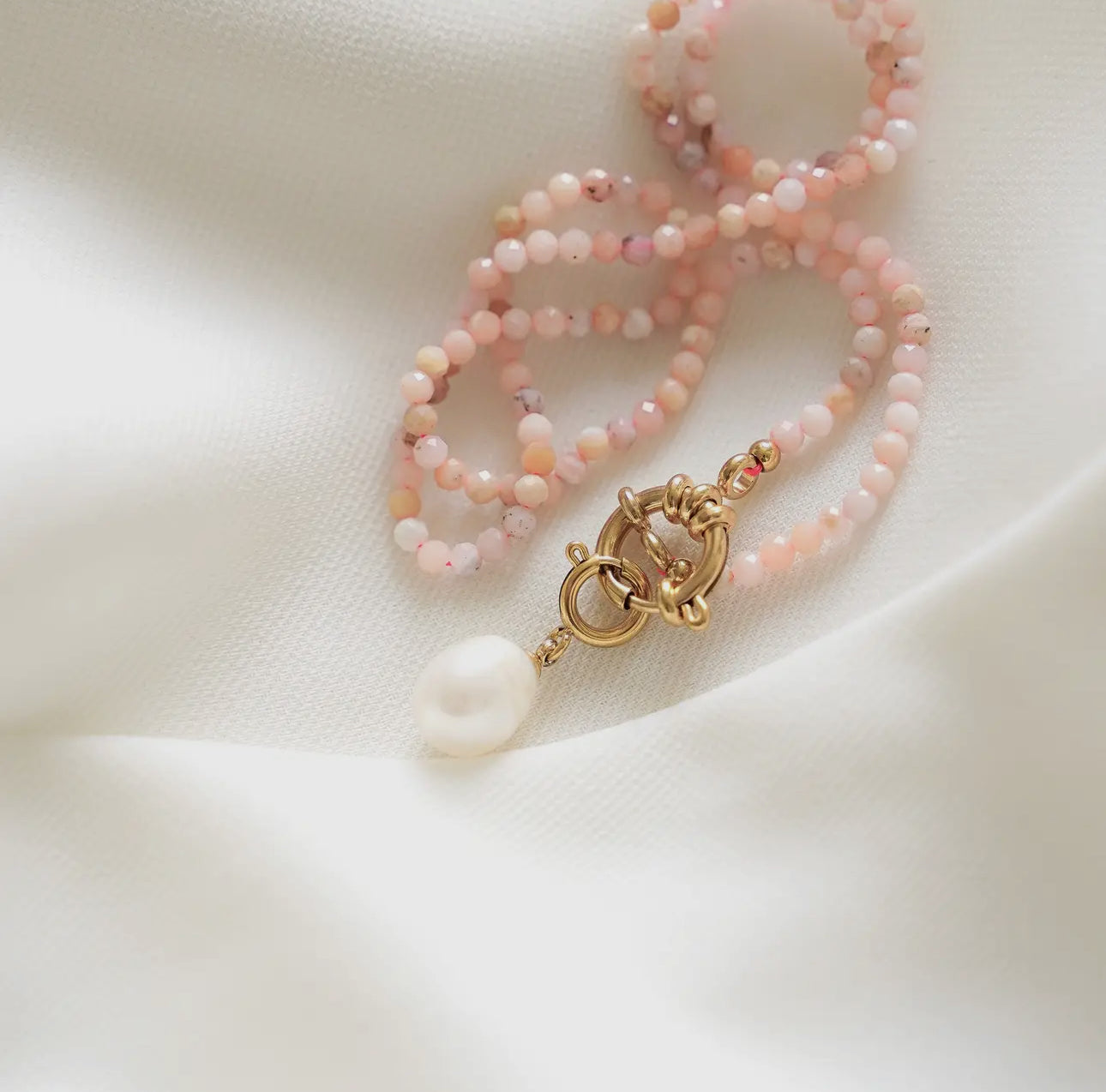 Rosélia Halskette – Rhodonit & Süßwasserperle