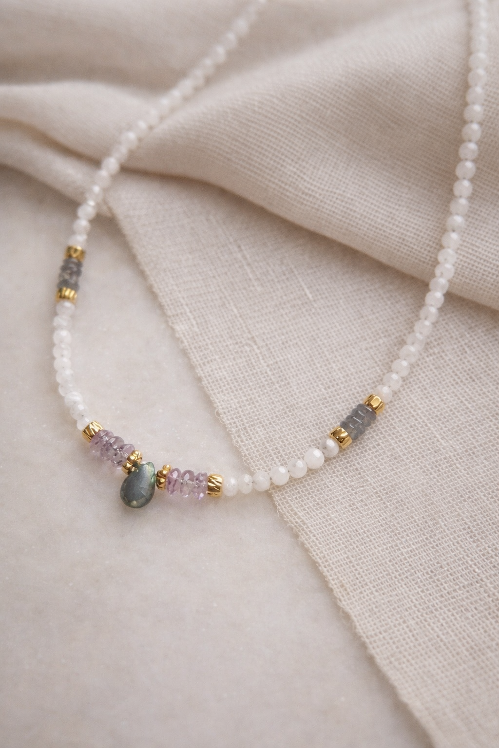 Chanadra – Mondstein, Amethyst & Labradorit – Halskette