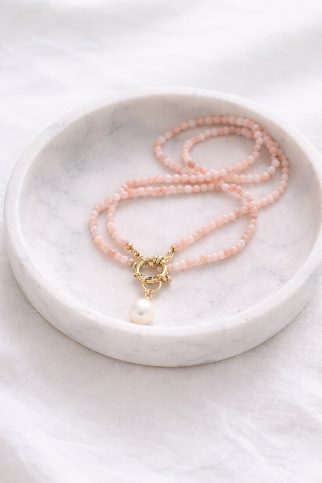 Rosélia Halskette – Rhodonit & Süßwasserperle