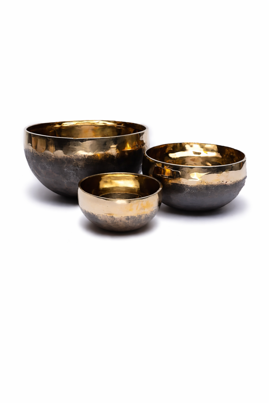 Ishana Klangschale schwarz gold aus Bronze mit Holzreibeklöppel und Woll-Filzuntersetzer